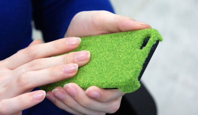<strong>Ag｜エージーリミテッド</strong>　芝生の質感と手触りを再現した世界初のiPhoneケース「Shibaful（シバフル）」　