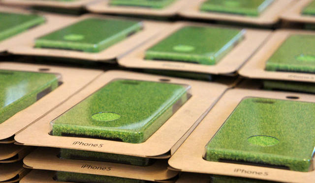 <strong>Ag｜エージーリミテッド</strong>　芝生の質感と手触りを再現した世界初のiPhoneケース「Shibaful（シバフル）」　