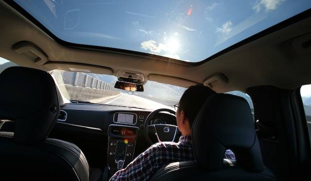 メーカーオプションの「パノラマ・ガラスルーフ」（18万円）を装着