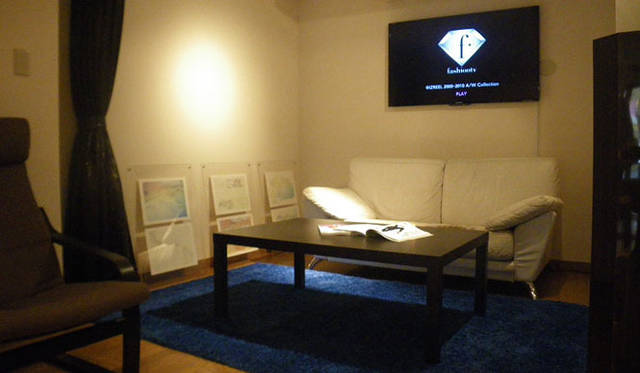 <strong>IZREEL｜イズリール</strong>　路面直営店「SALON by IZREEL（サロン バイ イズリール）」　ラウンジスペース