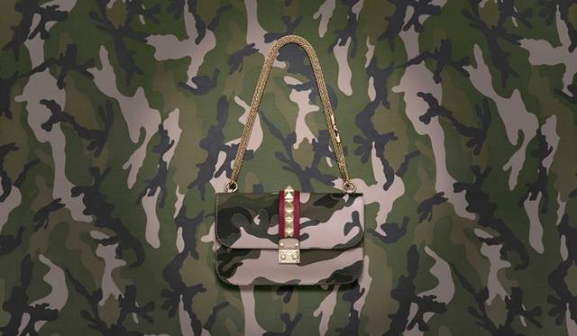 <strong>VALENTINO GARAVANI｜カモフラージュ ロックスタッズが誕生</strong>　チェーン付きショルダーバッグ 21万8400円