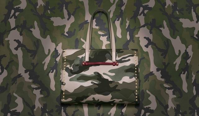<strong>VALENTINO GARAVANI｜カモフラージュ ロックスタッズが誕生</strong>　トートバッグ 21万2100円