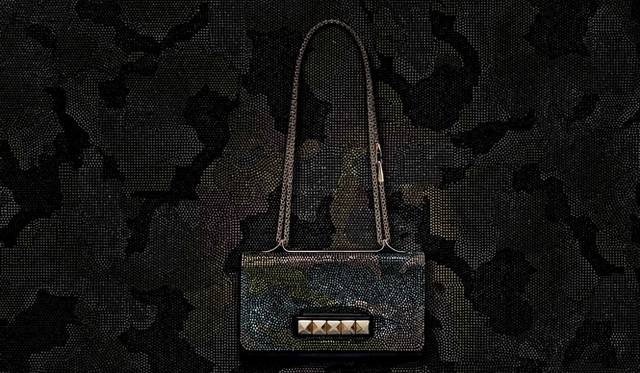 <strong>VALENTINO GARAVANI｜カモフラージュ ロックスタッズが誕生</strong>　ショルダーバッグ 34万4400円