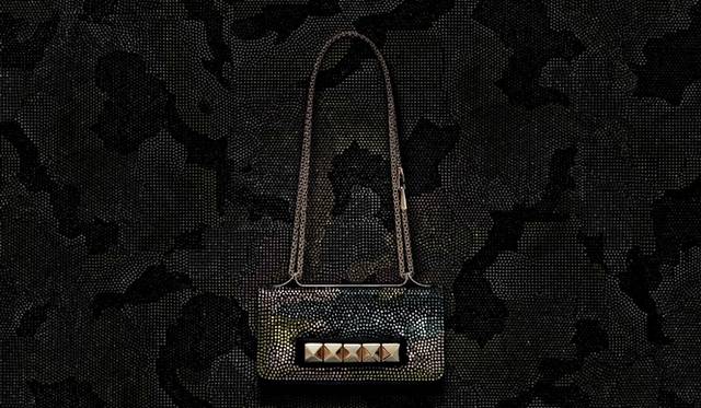 <strong>VALENTINO GARAVANI｜カモフラージュ ロックスタッズが誕生</strong>　ショルダーバッグ 34万4400円