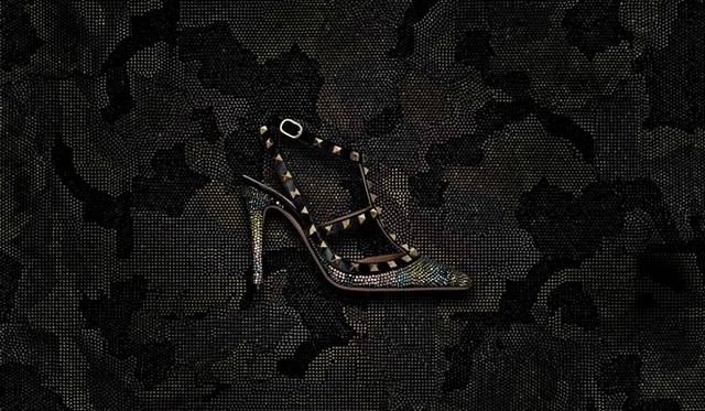 <strong>VALENTINO GARAVANI｜カモフラージュ ロックスタッズが誕生</strong>　ストラップシューズ　[H10cm] 16万8000円 