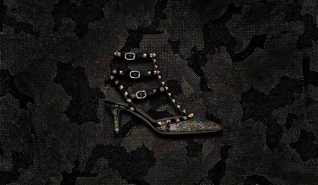 <strong>VALENTINO GARAVANI｜カモフラージュ ロックスタッズが誕生</strong>　ストラップシューズ　[H6.5cm]　16万8000円 