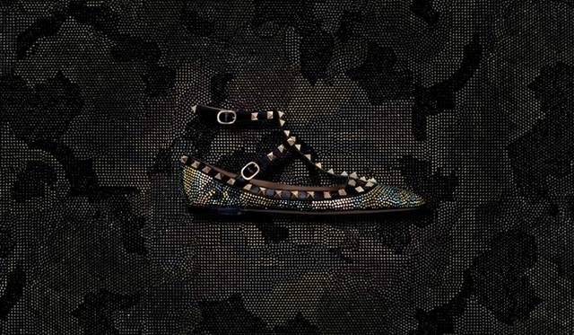 <strong>VALENTINO GARAVANI｜カモフラージュ ロックスタッズが誕生</strong>　フラットストラップシューズ [H0.5cm]　19万1100円 