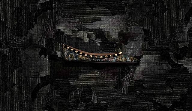 <strong>VALENTINO GARAVANI｜カモフラージュ ロックスタッズが誕生</strong>　フラットシューズ　[H0.5cm]　16万8000円 