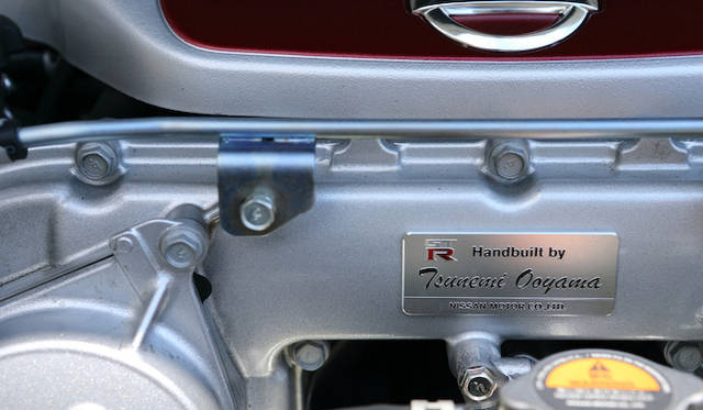 一基のエンジンの組み立てを、ひとりの職人がすべてうけもつVR38DETTエンジンには、担当した「匠」のネームプレートが取り付けられる