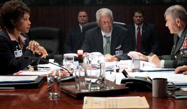 <strong>MOVIE｜『エンド・オブ・ホワイトハウス』</strong>　トランブルは、大統領が人質に捕らわれたため、憲法に従い、大統領代理に任命され、奪還作戦の指揮を執る © 2013 OLYMPUS PRODUCTIONS,INC