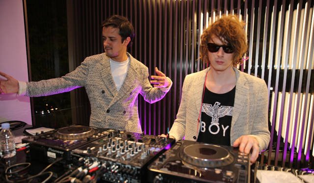 <strong>EMPORIO ARMANI｜エンポリオ アルマーニ　新旗艦店オープニングイベントをレポート！</strong> DJセットを披露したミステリージェッツのカピル・トレヴェディ（写真左）とブレイン・ハリソン