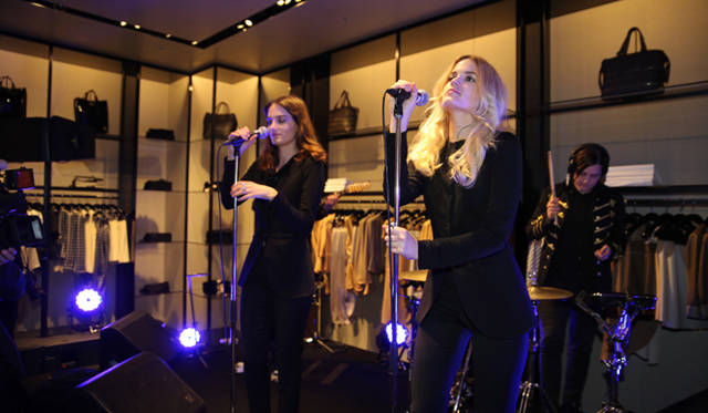 <strong>EMPORIO ARMANI｜エンポリオ アルマーニ　新旗艦店オープニングイベントをレポート！</strong>　「セイ ルールー」のライブパフォーマンス