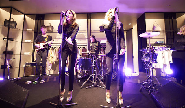 <strong>EMPORIO ARMANI｜エンポリオ アルマーニ　新旗艦店オープニングイベントをレポート！</strong>　「セイ ルールー」のライブパフォーマンス