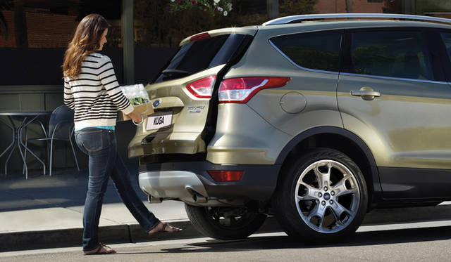 リアバンパー下で足を蹴り出すような所作をすると自動的にテールゲートが開閉するハンズフリーテールゲート