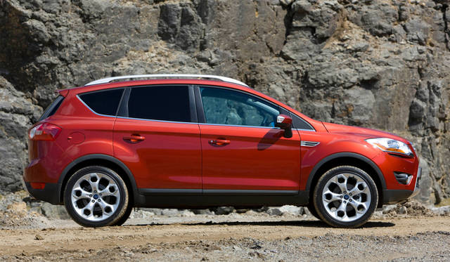 リアバンパー下で足を蹴り出すような所作をすると自動的にテールゲートが開閉するハンズフリーテールゲート