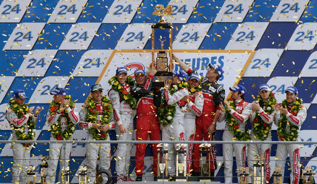 アンドレ・ロッテラーは、ル・マン24時間耐久レースのウィナードライバーである。写真は2012年のル・マンで、アウディ勢が1-2-3フィニッシュを決め、表彰台を独占した時のもの。（左から4番目がロッテラー）