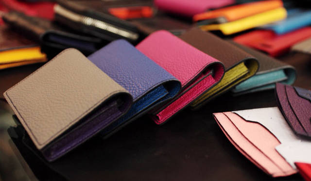 <strong>MAISON TAKUYA｜メゾン タクヤ</strong>　シュリンクレザーのネームカードケース1万6800円～