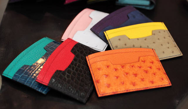 <strong>MAISON TAKUYA｜メゾン タクヤ</strong>　エキゾチックレザーのカードケース2万5200円～