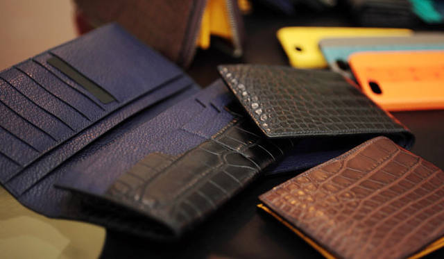 <strong>MAISON TAKUYA｜メゾン タクヤ</strong>　ワニ革はすべて天然ものを使用。養殖は一切使用しない