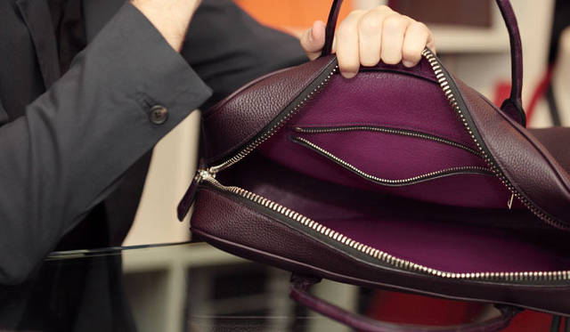 <strong>MAISON TAKUYA｜メゾン タクヤ</strong>　内装は薄く、ソフトなヤギ革でカラーコントラストを活かした仕上げ