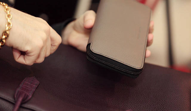 <strong>MAISON TAKUYA｜メゾン タクヤ</strong>　細かいステッチやファスナーの取り付けもすべて手縫い