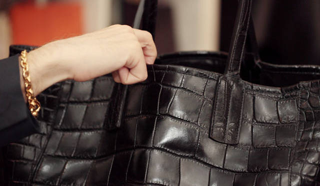 <strong>MAISON TAKUYA｜メゾン タクヤ</strong>　このバッグには30年以上生きた天然のワニの革を使用している