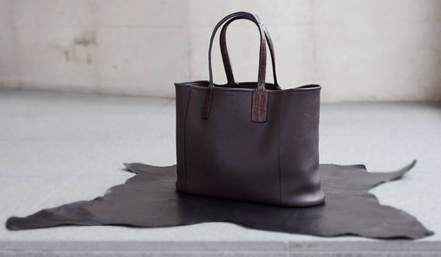 <strong>MAISON TAKUYA｜メゾン タクヤ</strong>　ハンドルにワニ革を使用したトートバッグ42万円