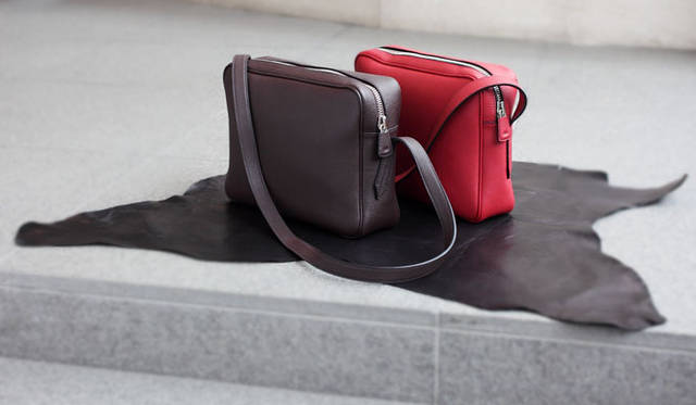 <strong>MAISON TAKUYA｜メゾン タクヤ</strong>　シュリンクカーフのスマートなメッセンジャーバッグ15万7500円