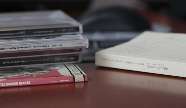 <strong>特集｜BLUE NOTE NOW!</strong>　「ある意味、ブルーノートの主役はブルーノートという舞台なんですよね。アーティストによって、コロコロ色が変わることはなくて、舞台がしっかり用意されている。いまだに根強いファンがいるのは、その舞台への厚い信頼感だとおもいます」（行方さん）