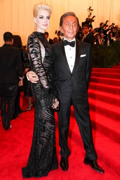 <strong>Anna Hathaway & Valentino Garavai｜アン・ハサウェイ ＆ヴァレンティノ ガラヴァーニ</strong><br /><br />女優のアン・ハサウェイ とデザイナー ヴァレンティノ・ガラヴァーニの豪華な2ショット。アンのドレスはもちろんヴァレンティノ。<br /><br />Courtesy of The Metropolitan Museum of Art/BFAnyc.com