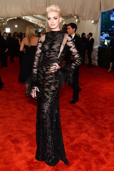 <strong>Anna Hathaway｜アン・ハサウェイ</strong><br /><br />シースルーのロングドレスで肌をセクシーに露出。完璧なボディラインが際立つ、センシュアルなドレスアップスタイルを披露したアン・ハサウェイ。ワイルドなオールパックにセットした金髪と、スモーキーアイメイクがかっこいい！アンの新たな魅力に出合う。<br /><br />Courtesy of The Metropolitan Museum of Art/BFAnyc.com