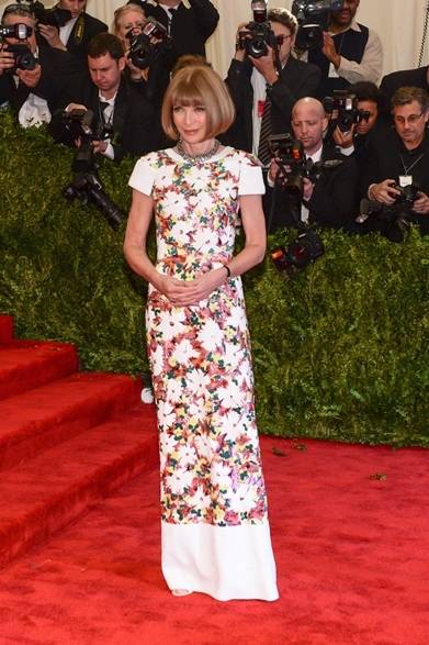 <strong>Anna Wintour｜アナ・ウィンター</strong><br /><br />今回のイベントホスト、米ヴォーグ誌の名物編集長アナ・ウィンターはシャネルのクチュールをチョイス。華やかなフラワープリントのロングドレスにビジューのネックレスを合わせたシンプルなコーディネイトで、大人のエレガントスタイルの手本を見せた。<br /><br />Courtesy of The Metropolitan Museum of Art/BFAnyc.com