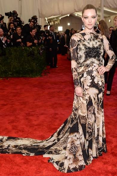 <strong>Amanda Seyfried｜アマンダ・サイフリッド</strong><br /><br />ジバンシィ オートクチュール バイ リカルド ティッシのドレスを着こなす女優のアマンダ・サイフリッドをキャッチ。特独なプリントにアマンダの瞳が映え、ミステリアスな存在感が際立つ。<br /><br />Courtesy of The Metropolitan Museum of Art/BFAnyc.com