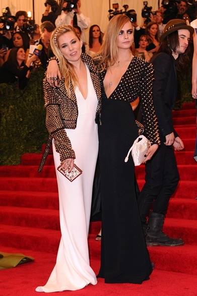<strong>Sienna Miller & Cara Delevingn｜シエナ・ミラー＆カーラ・デルヴーニュ</strong><br /><br />シエナ・ミラーとカーラ・デルヴーニュの豪華な2ショット！メイクもばっちりパンクにきめたふたりのパンチの効いたコラボである。