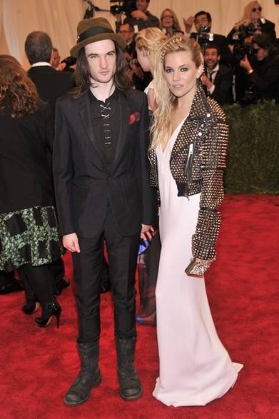 <strong>Sienna Miller & Tom Sturridge｜シエナ・ミラー＆トム・スターリッジ</strong><br /><br />女優のシエナ・ミラーと恋人のトム・スターリッジの2ショットをキャッチ。クリストファー・ベイリーがカスタムメイドしたレザージャケットに、ゴージャスなホワイトのロングドレスを合わせ、甘辛ミックス。着こなし上手のシエナらしい迫力のコーディネイト！