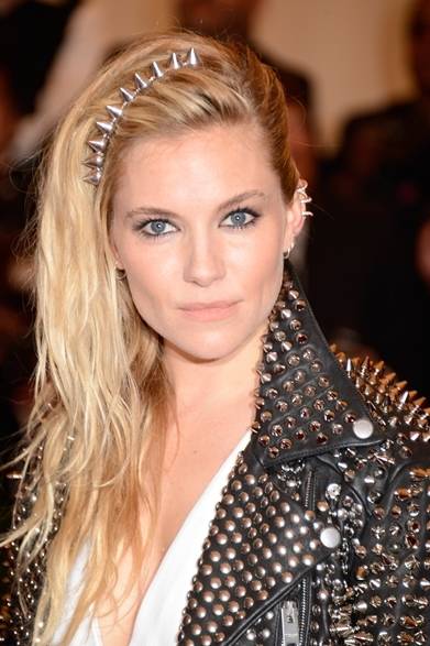 <strong>Sienna Miller｜シエナ・ミラー</strong><br /><br />ハードなルックに合わせ、髪全体をワイルドにまとめ、スタッズのカチューシャで前髪をオールバックに。耳もとを飾るシルバーピアスがアクセント。このパンキッシュなヘアアレンジ、いますぐ真似したい！ 