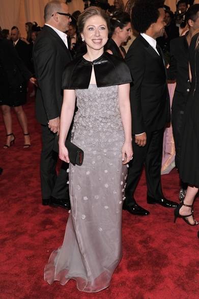 <strong>Chelsea Clinton｜チェルシー・クリントン.</strong><br /><br />クリントン元米大統領の娘チェルシー・クリントンをキャッチ。シフォンの花が散るドレスはバーバリー。穏やかなカラーと柔らかなシフォン素材、そして、彼女の笑顔も合わせてフェミニンな雰囲気を醸す。