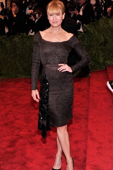 <strong>Renee Zellweger｜レネー・ゼルウィガー</strong><br /><br />プラダのドレスとサテンのヒールを選んだ女優のレネー・ゼルウィガー。広いショルダーの開きがデコルテのラインをキレイに魅せながら、タイトなシルエットが女性らしいボディラインを強調。クリスタル、グラスビーズの刺繍がゴージャスに仕上げる。