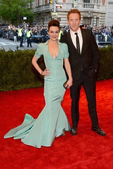 <strong>Damian Lewis& Helen McCrory｜ダミアン・ルイス＆ヘレン・マックロリー</strong><br /><br />ダミアン・ルイス＆ヘレン・マックロリー夫妻がレッドカーペットに登場。ダミアンはプラダのスーツに、レザーのネクタイとライストーンつきのウイングチップシューズをコーディネイトのアクセント。一方、ヘレンは鮮やかなミントグリーンが目を引くマーメイドドレスをアクセント。個性的なドレスアップを楽しむファッションコンシャスな夫婦である。