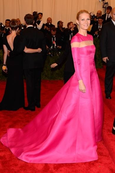 <strong>Gwyneth Paltrow ｜グウィネス・パルトロー</strong><br /><br />ヴァレンティノ オートクチュールのヴィヴィッドなドレスでひときわ輝く女優のグウィネス・パルトロー。胸もとのヌーディな切り替えがセクシーである。光沢のある生地が彼女の肌色をより明るく見せる。