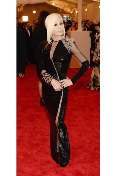 <strong>Donatella Versace｜ドナテッラ・ヴェルサーチ</strong><br /><br />自らデザインしたドレスをゴージャスに着こなすデザイナーのドナテッラ・ヴェルサーチ。ボディラインを描くヌーディなラインが魅惑する。腕回りとショルダーを飾るスタッズが完璧なパンクルックを完成させる。