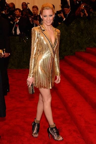 <strong>Elizabeth Banks｜エリザベス・バンクス</strong><br /><br />アトリエ・ヴェルサーチのドレスで登場した女優のエリザベス・バンクス。スタッズを飾ったジャケットドレスに、さらにスタッズつきのクラッチとブライアン・アトウッドのヒールを合わせたゴールデンガール！ 