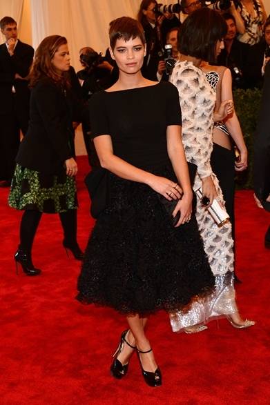 <strong>Pixie Geldof｜ピクシー・ゲルドフ</strong><br /><br />モスキーノのブラックドレスで現れたモデルのピクシー・ゲルドフ。全身黒のコーディネイトで上品な雰囲気を醸す。