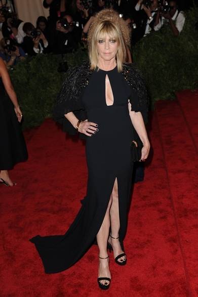 <strong>Kim Gordon｜キム・ゴードン</strong><br /><br />ロック歌手のキム・ゴードンはサンローランのドレスでクールなパーティースタイルを仕上げた。深い胸開き＆スピリットヘムラインがセクシー。ブラックネイルでミステリアスな魅力をアップ！<br /><br />Courtesy of SAINT LAURENT