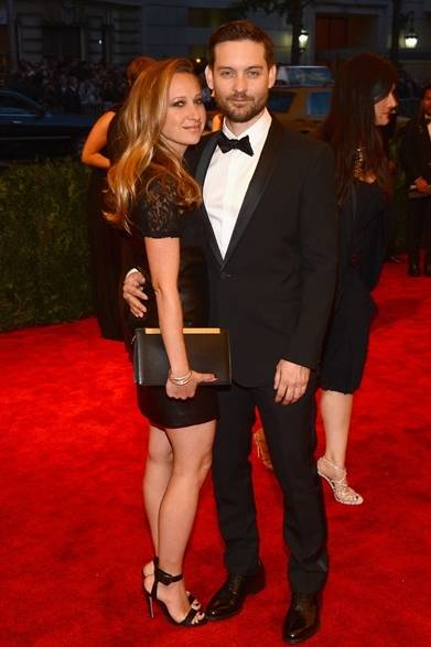 <strong>Tobey Maguire & Jennifer Meyer Maguire｜トビー・マグワイア&ジェニファー・メイヤー</strong><br /><br />トビー・マグワイア&ジェニファー・メイヤー夫妻のラブラブな姿をキャッチ。ミニ丈のドレスと袖のレース素材が女性らしさを演出。シンプルなコーディネイトがトビーのスーツスタイルにぴったり！<br /><br />Courtesy of SAINT LAURENT