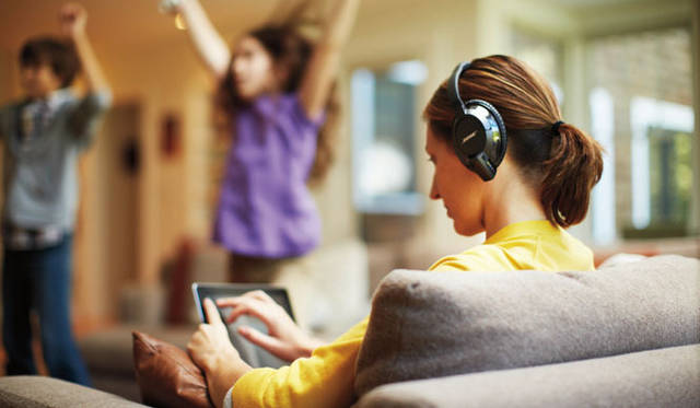 <strong>BOSE｜ボーズ</strong>　iPadに最適化されたボーズ初のステレオBluetooth®ワイヤレスヘッドホン「Bose® AE2w Bluetooth® headphones」