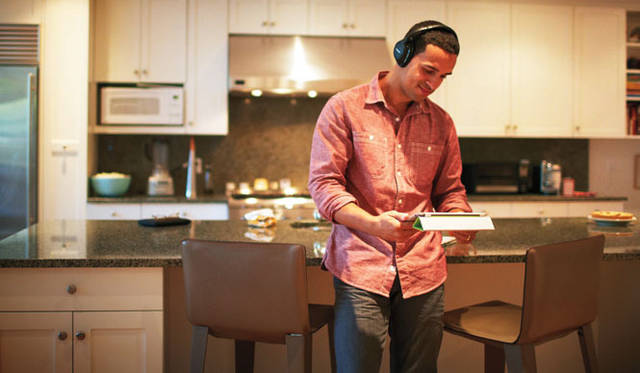 <strong>BOSE｜ボーズ</strong>　iPadに最適化されたボーズ初のステレオBluetooth®ワイヤレスヘッドホン「Bose® AE2w Bluetooth® headphones」