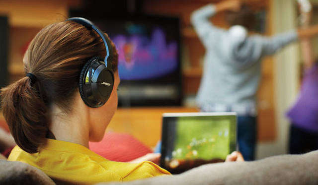 <strong>BOSE｜ボーズ</strong>　iPadに最適化されたボーズ初のステレオBluetooth®ワイヤレスヘッドホン「Bose® AE2w Bluetooth® headphones」