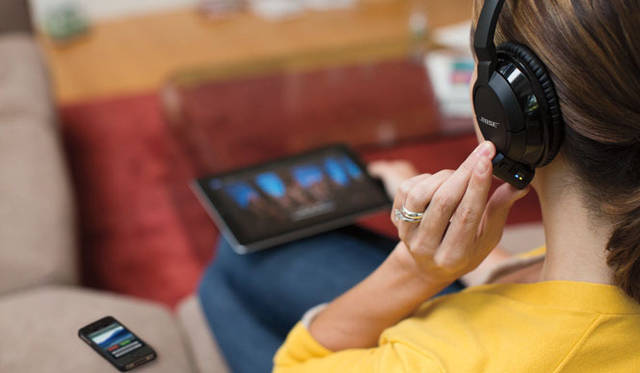 <strong>BOSE｜ボーズ</strong>　iPadに最適化されたボーズ初のステレオBluetooth®ワイヤレスヘッドホン「Bose® AE2w Bluetooth® headphones」