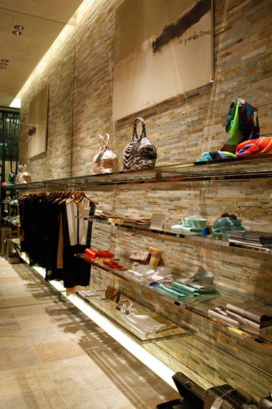 <strong>STRASBURGO｜ストラスブルゴ</strong>　初のウィメンズオンリーショップが「グランフロント大阪」にオープン